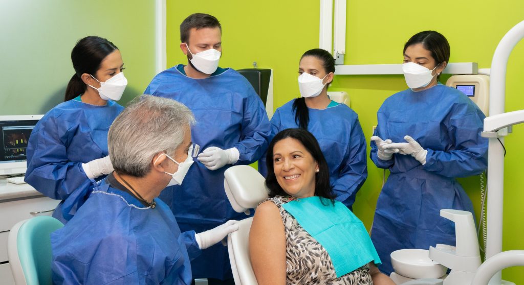 Médicos Especializados en Implantes Dentales Completos