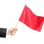 Hombre sosteniendo una bandera roja.